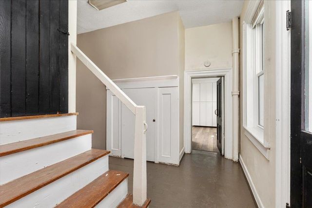 9400 S CONGRESS ST, New Market, VA 22844