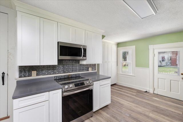 9400 S CONGRESS ST, New Market, VA 22844