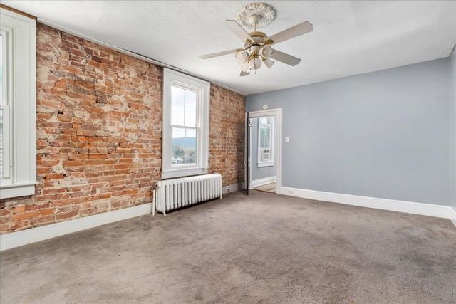 9400 S CONGRESS ST, New Market, VA 22844