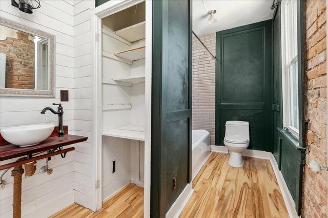 9400 S CONGRESS ST, New Market, VA 22844