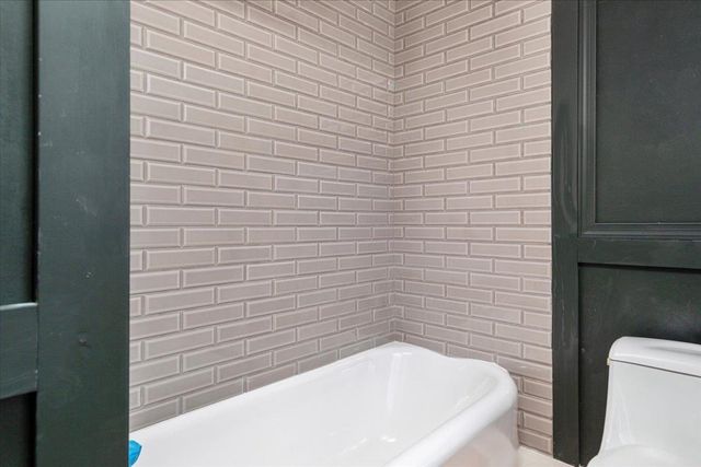 9400 S CONGRESS ST, New Market, VA 22844