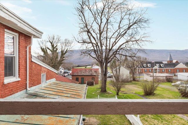 9400 S CONGRESS ST, New Market, VA 22844