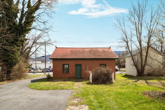 9400 S CONGRESS ST, New Market, VA 22844