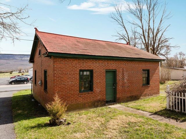 9400 S CONGRESS ST, New Market, VA 22844