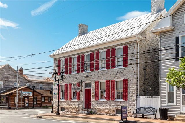 9400 S CONGRESS ST, New Market, VA 22844