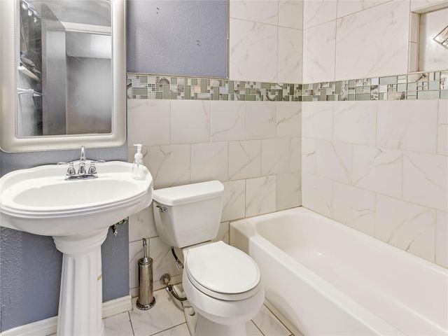 721 Sycamore Street, Lake Jackson, TX 77566