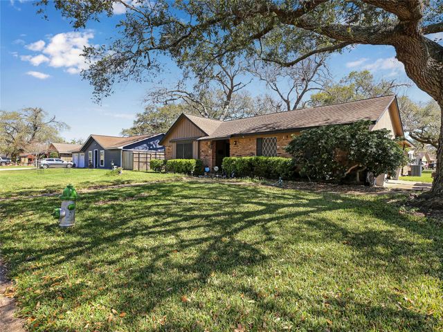 721 Sycamore Street, Lake Jackson, TX 77566