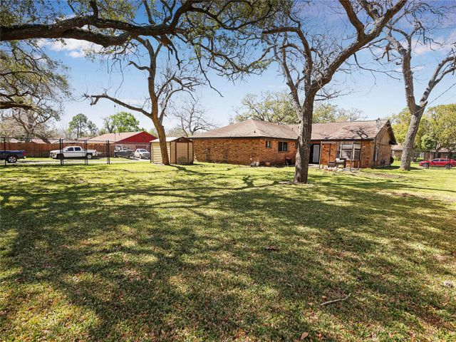 721 Sycamore Street, Lake Jackson, TX 77566