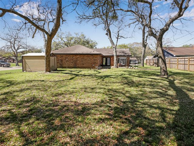 721 Sycamore Street, Lake Jackson, TX 77566