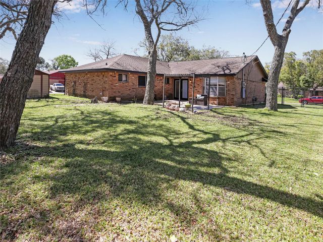 721 Sycamore Street, Lake Jackson, TX 77566