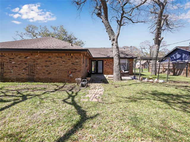 721 Sycamore Street, Lake Jackson, TX 77566