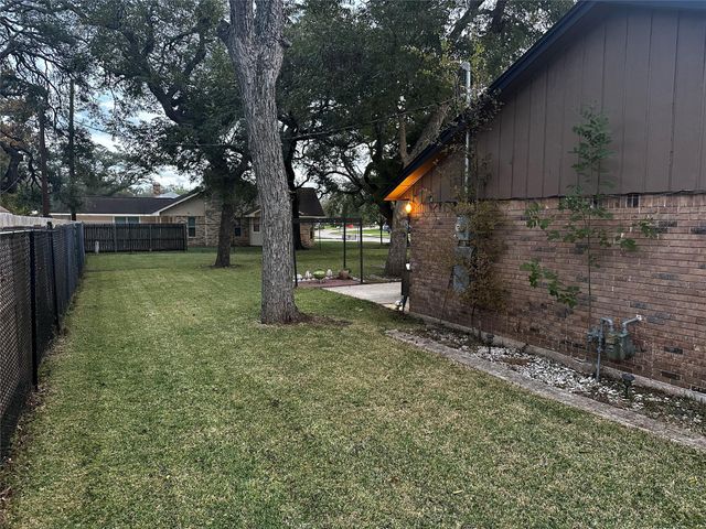721 Sycamore Street, Lake Jackson, TX 77566