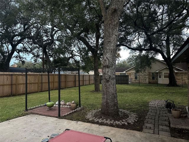 721 Sycamore Street, Lake Jackson, TX 77566