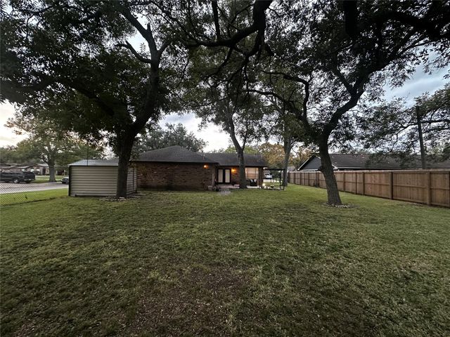 721 Sycamore Street, Lake Jackson, TX 77566