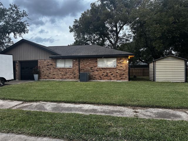 721 Sycamore Street, Lake Jackson, TX 77566