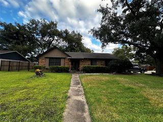 721 Sycamore Street, Lake Jackson, TX 77566