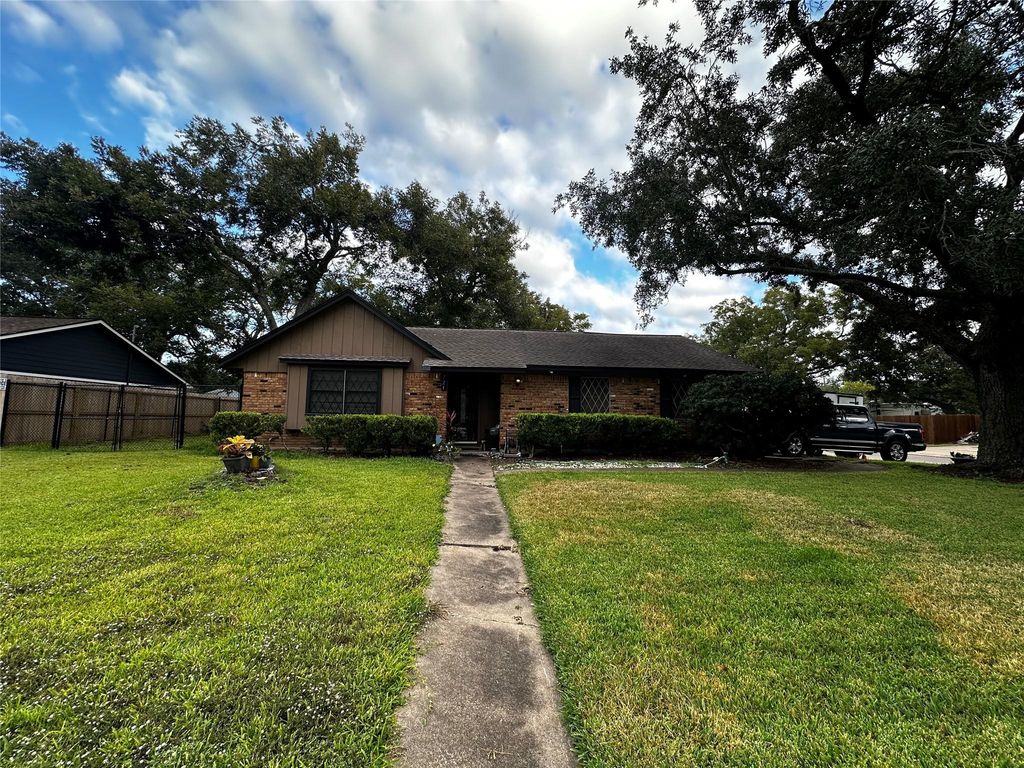 721 Sycamore Street, Lake Jackson, TX 77566
