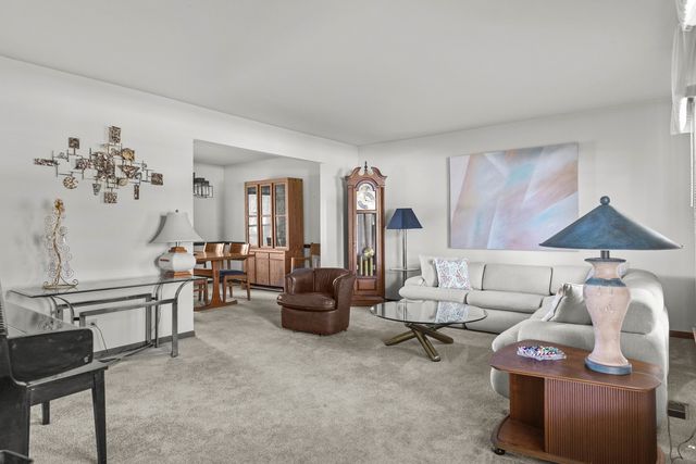 1902 Gigi Lane, Darien, IL 60561