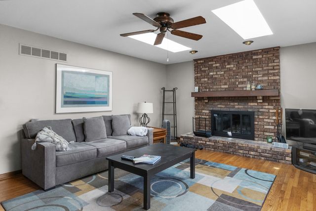 1902 Gigi Lane, Darien, IL 60561