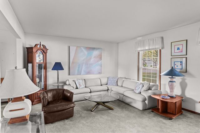 1902 Gigi Lane, Darien, IL 60561