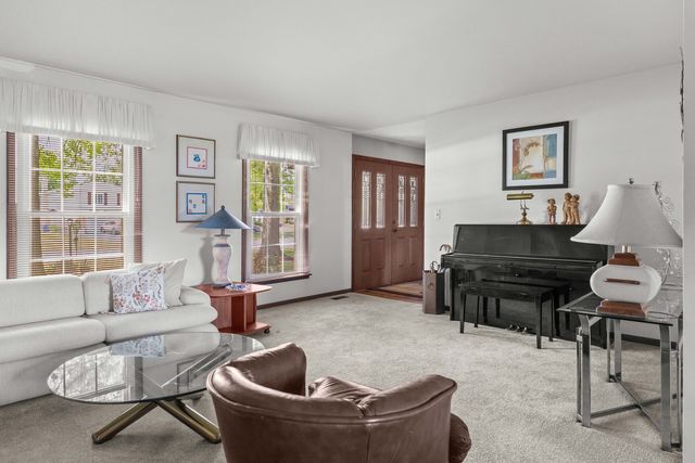 1902 Gigi Lane, Darien, IL 60561
