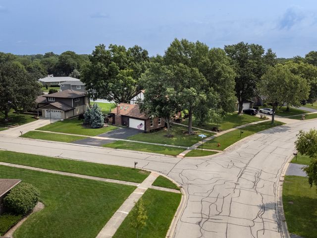 1902 Gigi Lane, Darien, IL 60561