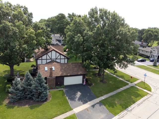 1902 Gigi Lane, Darien, IL 60561