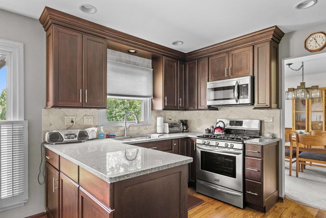 1902 Gigi Lane, Darien, IL 60561