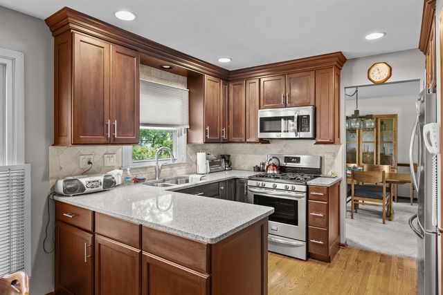 1902 Gigi Lane, Darien, IL 60561