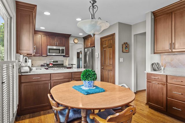 1902 Gigi Lane, Darien, IL 60561