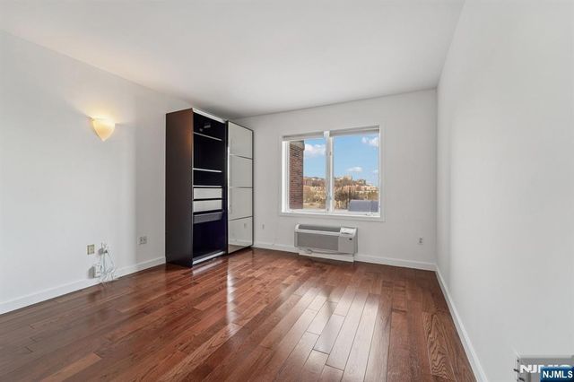 3118 City Place, Edgewater, NJ 07020