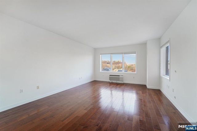 3118 City Place, Edgewater, NJ 07020