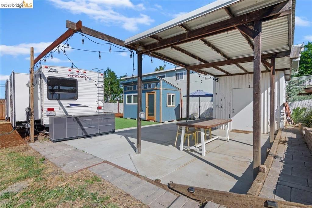 Image 11 of property listing at 5218 Sandmound Blvd, Oakley, CA 94561
