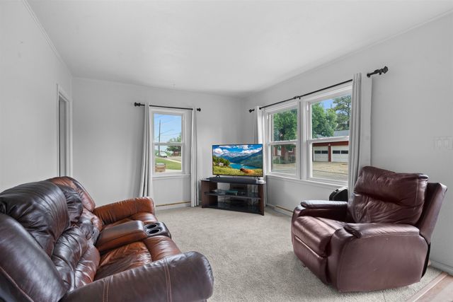 423 9th Ave, Minot, ND 58701