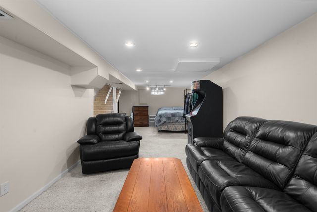 423 9th Ave, Minot, ND 58701