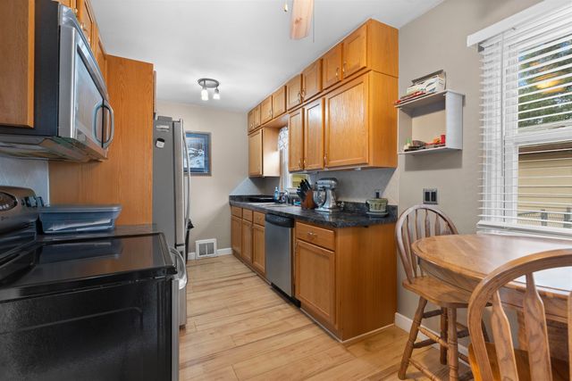 423 9th Ave, Minot, ND 58701