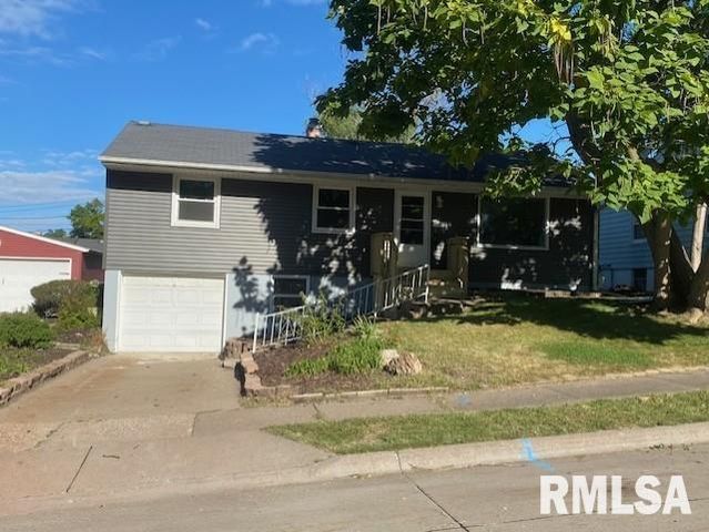 926 CIMARRON Drive, Davenport, IA 52804