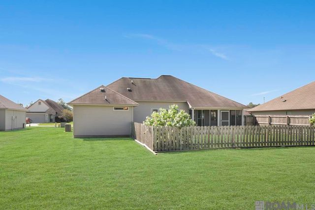 9277 Yellowfin Dr, Denham Springs, LA 70726