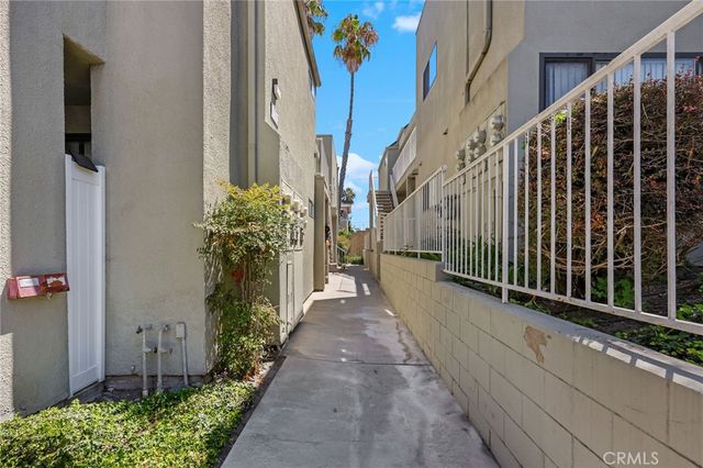 17702 Sergio Circle 102, Huntington Beach, CA 92647