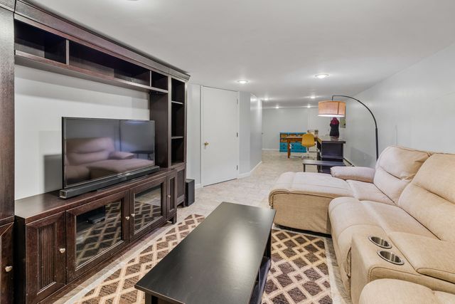 4917 N Kilbourn Avenue, Chicago, IL 60630