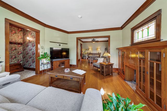 4917 N Kilbourn Avenue, Chicago, IL 60630