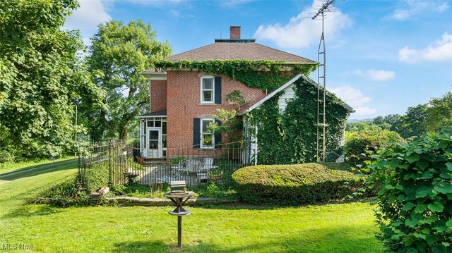 Foxfield Street SW, Navarre, OH 44662