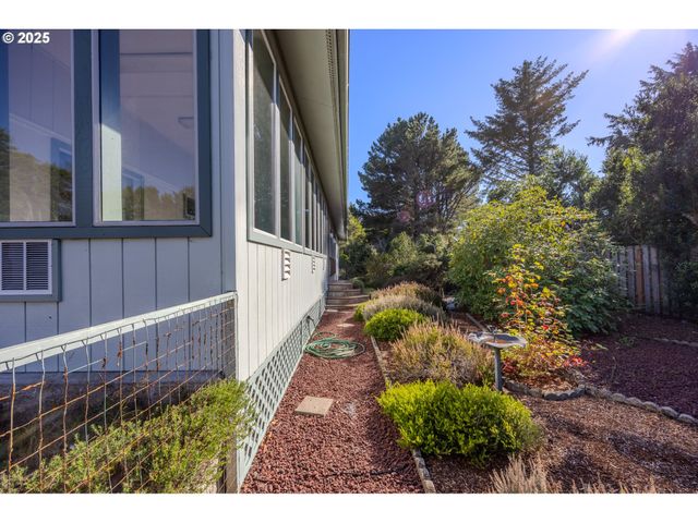 87830 TERRACE VIEW Dr, Florence, OR 97439