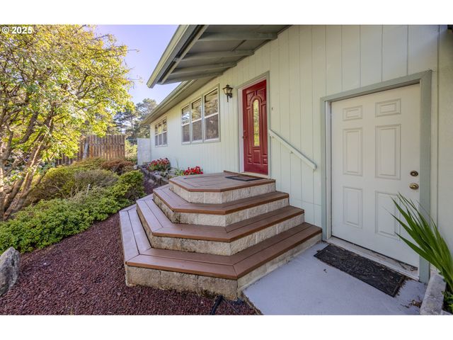 87830 TERRACE VIEW Dr, Florence, OR 97439