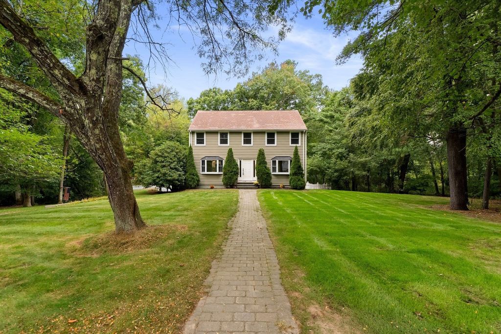 1 Nottingham Dr, Raynham, MA 02767