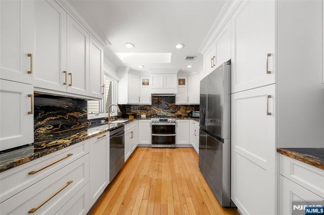 5 Lakeview Drive, Old Tappan, NJ 07675