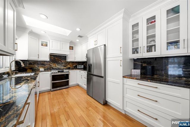 5 Lakeview Drive, Old Tappan, NJ 07675