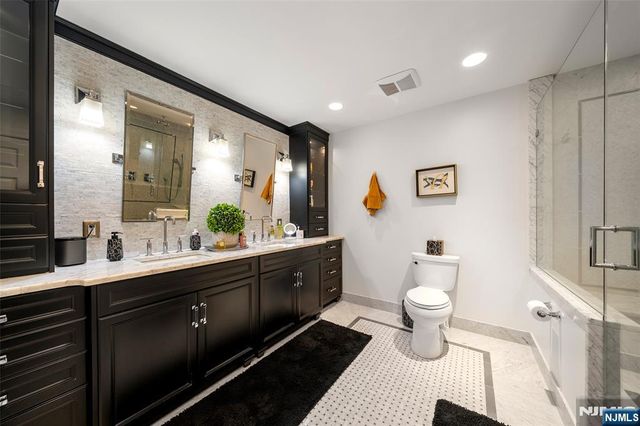 5 Lakeview Drive, Old Tappan, NJ 07675