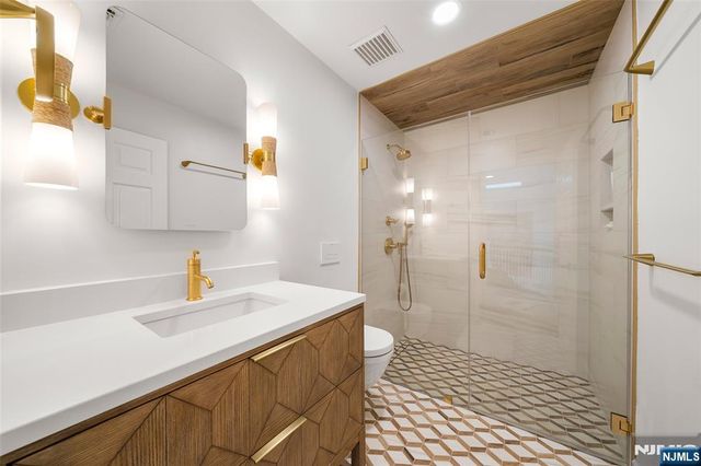 5 Lakeview Drive, Old Tappan, NJ 07675