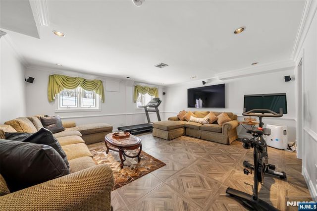 5 Lakeview Drive, Old Tappan, NJ 07675